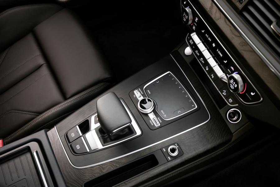 Детали интерьера Audi Q5 TDI Quattro 2016 года  (WW) (фото 72 из 90)